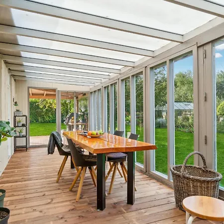 2 Bedroom Beautiful In Holiday home *